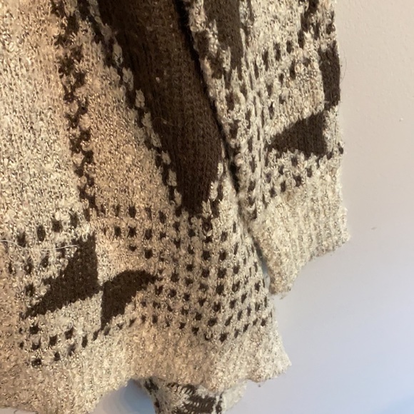 ⭐️ 2/$10 -sweater - Picture 3 of 4